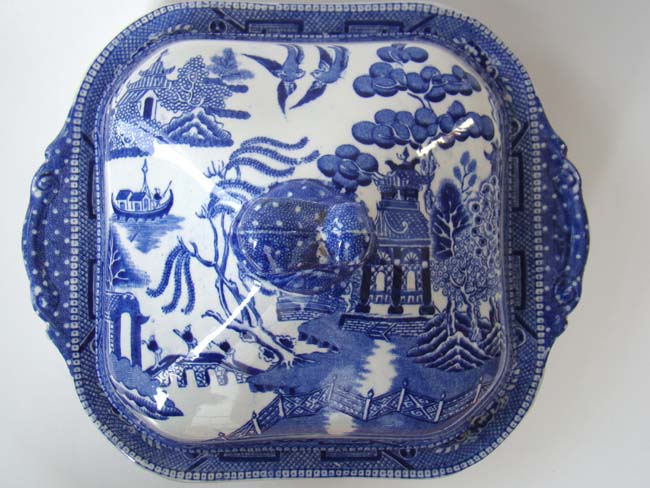 A beautiful 19th century Blue Willow covered serving dish by Ridgway  — image 2
